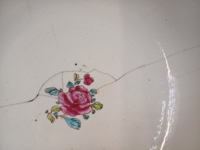Lot 441 - A CHINESE EXPORT FAMILLE-ROSE 'MANDARIN PALETTE' BOWL