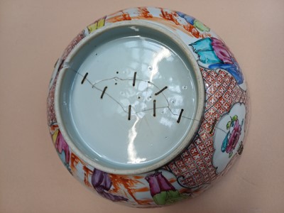 Lot 441 - A CHINESE EXPORT FAMILLE-ROSE 'MANDARIN PALETTE' BOWL