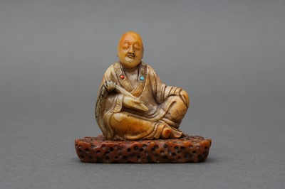 Lot 702 - A FINE CHINESE SOAPSTONE FIGURE OF A SEATED LOUHAN, ATTRIBUTED TO ZHOU BIN