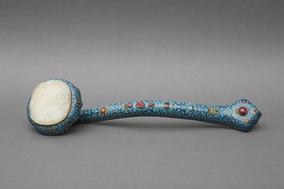 Lot 877 - A LARGE CHINESE GILT AND CLOISONNÉ ENAMELED METAL RUYI SCEPTER WITH A WHITE JADE MOUNT