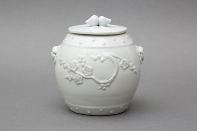 Lot 773 - A FINE CHINESE BLANC DE CHINE 'DEHUA' BARREL-SHAPED JAR AND COVER