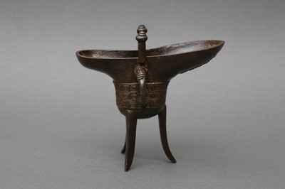 Lot 678 - A CHINESE ARCHAISTIC BRONZE TRIPOD VESSEL, JUE