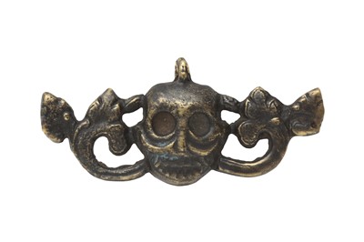 Lot 176 - A SMALL HIMALAYAN BRONZE 'SKULL' AMULET