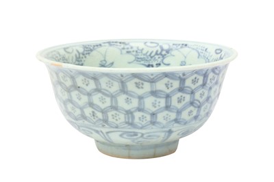 Lot 678 - A CHINESE BLUE AND WHITE 'HONEYCOMB' BOWL