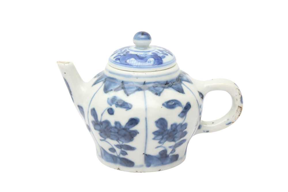 Lot 424 - A SMALL CHINESE BLUE AND WHITE TEAPOT AND COVER