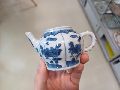 Lot 424 - A SMALL CHINESE BLUE AND WHITE TEAPOT AND COVER