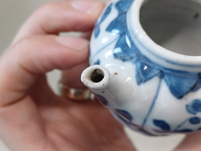 Lot 424 - A SMALL CHINESE BLUE AND WHITE TEAPOT AND COVER
