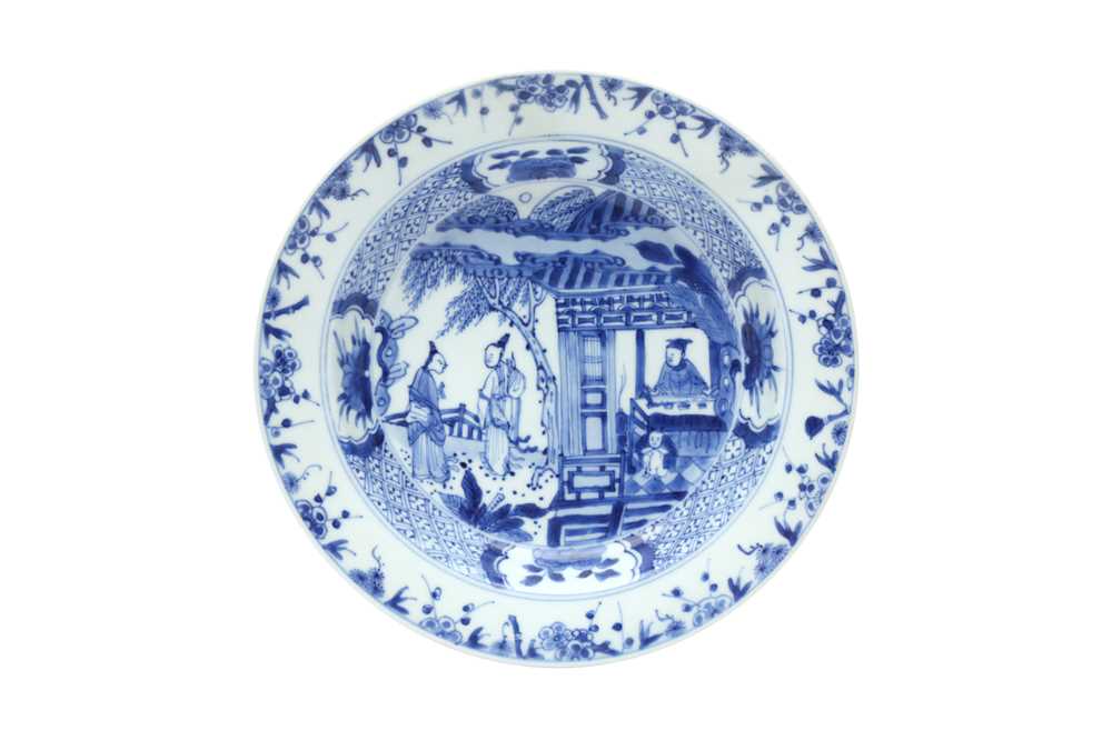 Lot 434 - A CHINESE BLUE AND WHITE 'FIGURATIVE' DISH