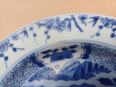 Lot 434 - A CHINESE BLUE AND WHITE 'FIGURATIVE' DISH