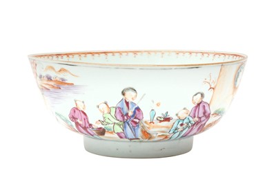 Lot 444 - A SMALL CHINESE EXPORT FAMILLE-ROSE 'MANDARIN PALETTE' BOWL