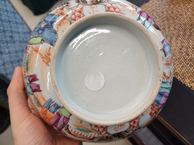 Lot 444 - A SMALL CHINESE EXPORT FAMILLE-ROSE 'MANDARIN PALETTE' BOWL