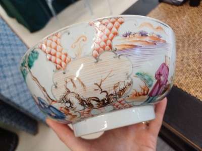 Lot 444 - A SMALL CHINESE EXPORT FAMILLE-ROSE 'MANDARIN PALETTE' BOWL