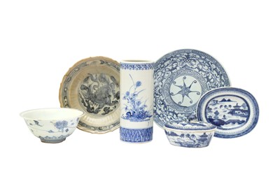 Lot 462 - A GROUP OF CHINESE BLUE AND WHITE PORCELAIN