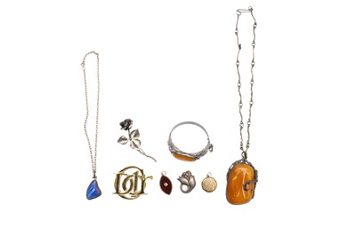 Lot 14 - A GROUP OF SILVER AND COSTUME JEWELLERY