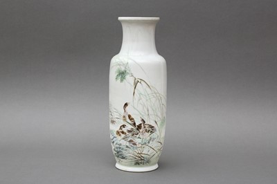 Lot 953 - A CHINESE QIANJIANG CAI 'GEESE' VASE SIGNED XU TIANMEI (1910 - 1994)