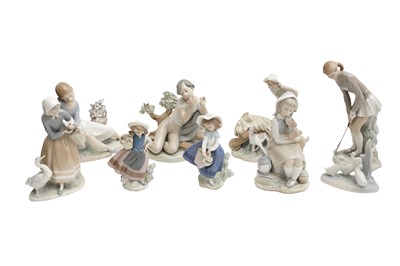 Lot 254 - A GROUP OF EIGHT LLADRO FIGURES AND ONE NAO FIGURE