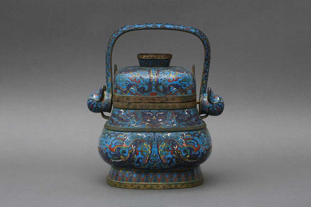 557 - A CHINESE CLOISONNÉ ENAMEL 'PHOENIX' VASE AND COVER, HU