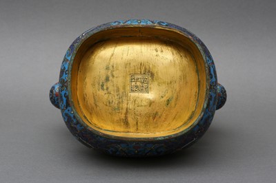 Lot 557 - A CHINESE CLOISONNÉ ENAMEL 'PHOENIX' VASE AND COVER, HU