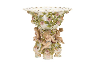 Lot 182 - A SITZENDORF PORCELAIN CENTREPIECE