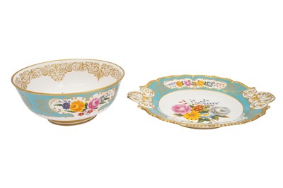 Lot 203 - A LIMITED EDITION ROYAL WORCESTER CHAMBERLAIN FLOWERS PATTERN BOWL AND TRAY, 2001