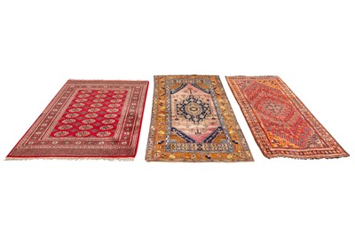 Lot 304 - A WEST PERSIAN RUG, SHIRAZ RUG AND MACHINE MADE RUG