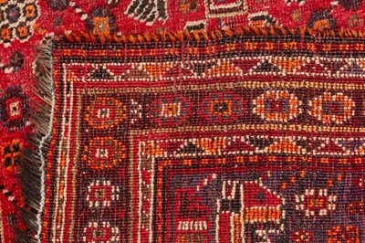 Lot 304 - A WEST PERSIAN RUG, SHIRAZ RUG AND MACHINE MADE RUG