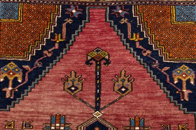Lot 304 - A WEST PERSIAN RUG, SHIRAZ RUG AND MACHINE MADE RUG