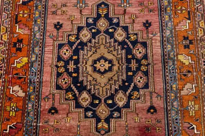 Lot 304 - A WEST PERSIAN RUG, SHIRAZ RUG AND MACHINE MADE RUG