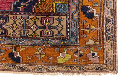 Lot 304 - A WEST PERSIAN RUG, SHIRAZ RUG AND MACHINE MADE RUG