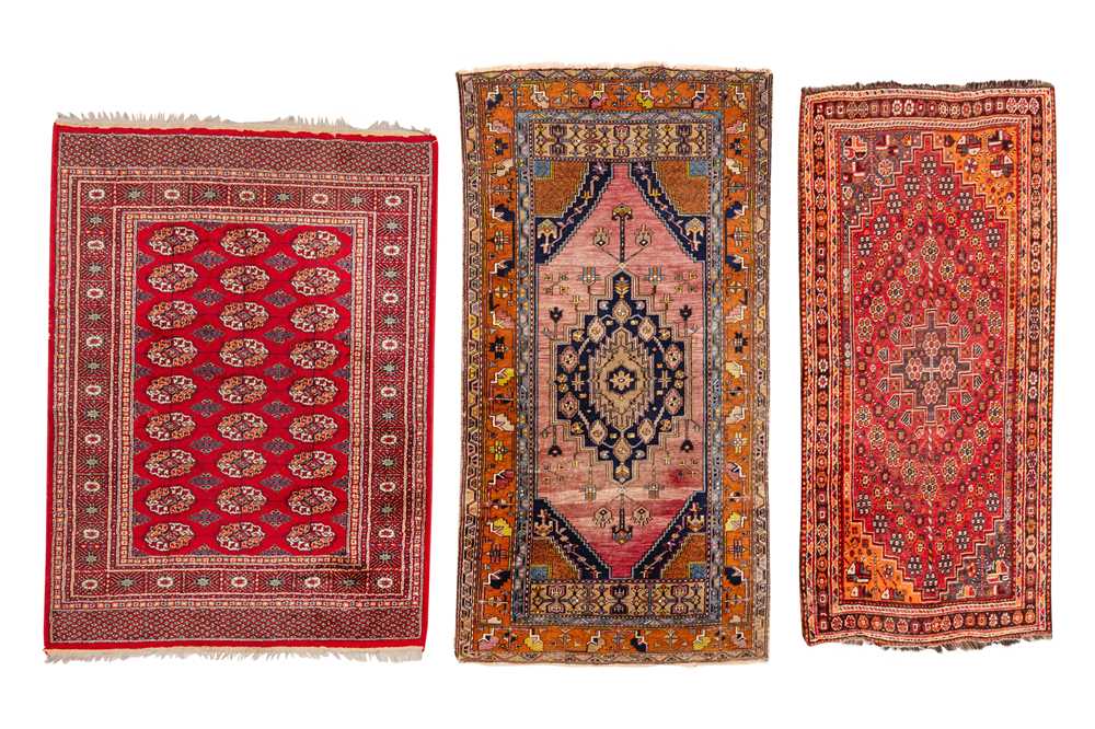 Lot 304 - A WEST PERSIAN RUG, SHIRAZ RUG AND MACHINE MADE RUG