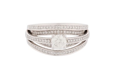 Lot 364 - A DIAMOND DRESS RING