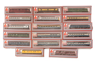Lot 147 - A GROUP OF LIMA OO GAUGE LOCOMOTIVES & COACHES