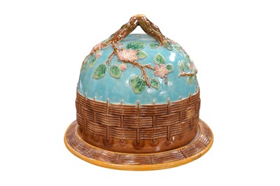 Lot 218 - A MAJOLICA CHEESE DOME ATTRIBUTED TO GEORGE JONES