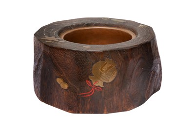 Lot 101 - A SMALL JAPANESE LACQUERED HIBACHI