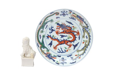 Lot 507 - A CHINESE WUCAI 'DRAGONS' DISH AND A DEHUA FIGURE