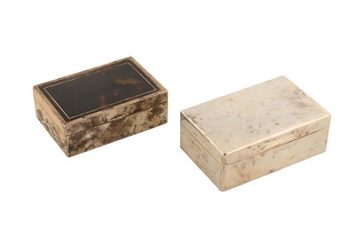 Lot 100 - A George V sterling silver and tortoiseshell cigarette box, Birmingham 1925 by Synyer and Beddoes