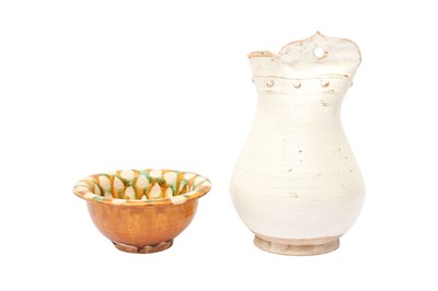 Lot 665 - A CHINESE SANCAI-GLAZED BOWL AND A WHITE-GLAZED POTTERY FLASK