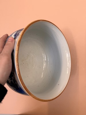Lot 463 - A CHINESE BLUE AND WHITE JARDINIÈRE