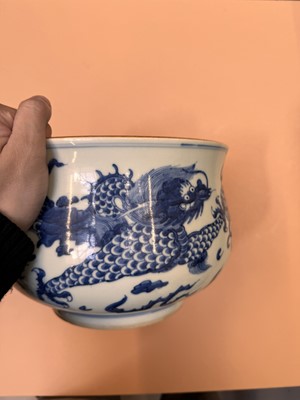 Lot 463 - A CHINESE BLUE AND WHITE JARDINIÈRE