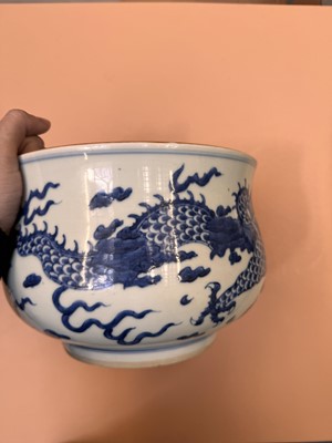 Lot 463 - A CHINESE BLUE AND WHITE JARDINIÈRE