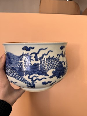 Lot 463 - A CHINESE BLUE AND WHITE JARDINIÈRE