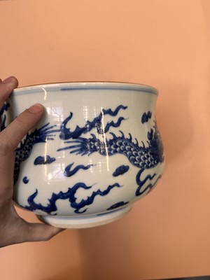 Lot 463 - A CHINESE BLUE AND WHITE JARDINIÈRE