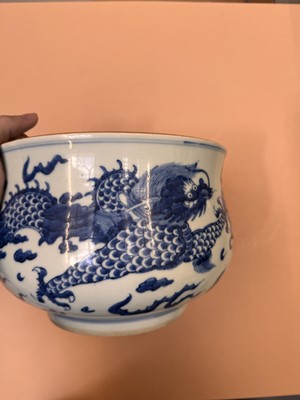 Lot 463 - A CHINESE BLUE AND WHITE JARDINIÈRE