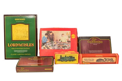 Lot 153 - A SMALL GROUP OF OO GAUGE HORNBY AND TRIANG HORNBY