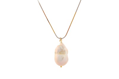 Lot 140 - A BAROQUE PEARL NECKLACE