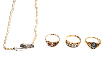 Lot 27 - A GROUP OF THREE RINGS AND A PEARL NECKLACE