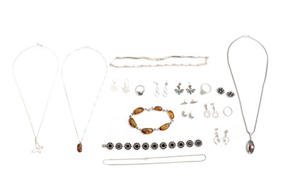 Lot 33 - A GROUP OF GOLD, SILVER, AND COSTUME JEWELLERY