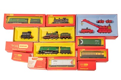 Lot 145 - A MIXED HORNBY AND TRIANG HORNBY OO GAUGE GROUP OF LOCOMOTIVES AND ROLLING STOCK