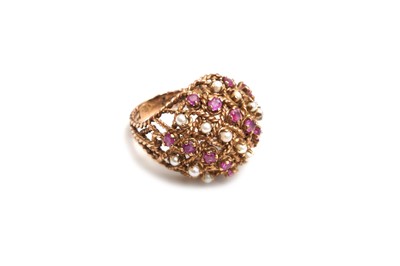 Lot 28 - A PEARL ABD RUBY BOMBÉ RING