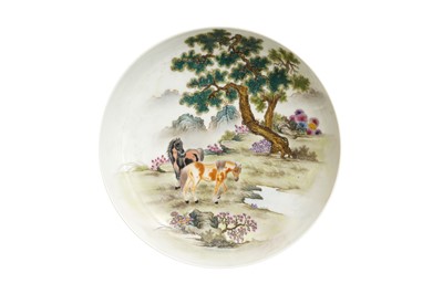 Lot 247 - A CHINESE FAMILLE-ROSE 'HORSES' DISH